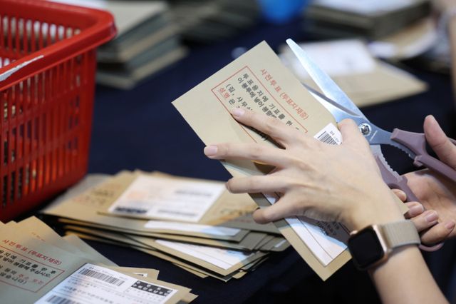 6·3 대선 사전투표 당시 경기 용인시 성복동 사전투표소에서 회송용 봉투에서 이미 기표가 된 투표용지가 나온 사건 수사 결과 자자극이 아닌 해프닝으로 드러났다. 사진은 제21대 대통령 선거일인 3일 사전투표 개표작업을 하는 모습. /사진=뉴시스