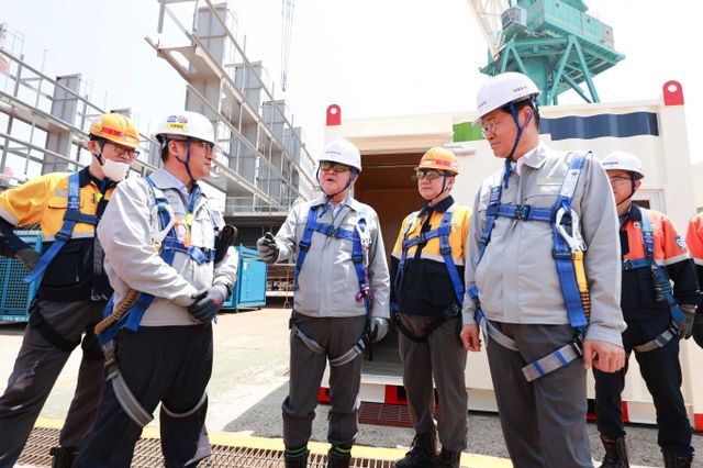 권오갑 HD현대 회장, 이상균·노진율 HD현대중공업 사장 등 회사 경영진이 18일 HD현대중공업에서 혹서기 대비 휴게시설 점검을 실시했다. /사진=HD현대중공업 