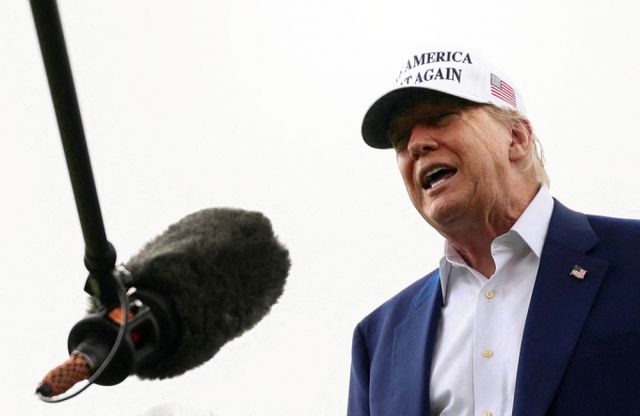 도널드 트럼프 미국 대통령이 이란 공격 계획을 승인했지만 핵무기 개발 포기 의사를 확인하기 위해 최종 공격 명령을 보류했다. 사진은 지난 18일(현지시각) 도널드 트럼프 미국 대통령이 미국 워싱턴 D.C. 백악관 사우스 론에서 언론과 대화하는 모습. /사진=로이터