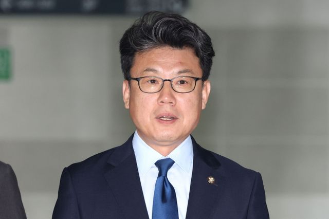 더불어민주당이 민생회복지원에 대해 보편 지원을 원칙으로 하며 취약계층에게는 추가 지원하겠다고 밝혔다. 사진은 진성준 민주당 정책위의장이 18일 서울 여의도 국회 의원회관에서 민생회복지원금을 포함한 추가경정예산 편성 논의를 위해 열린 당정대 협의회에 참석하는 모습. /사진=뉴스1