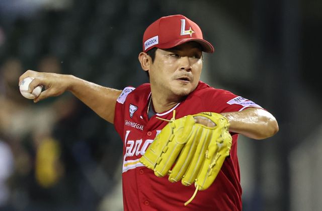 SSG랜더스 투수 노경은이 KBO리그 18번째이자 최고령 100홀드를 앞두고 있다. 사진은 SSG에서 활약 중인 노경은의 모습. /사진=뉴스1