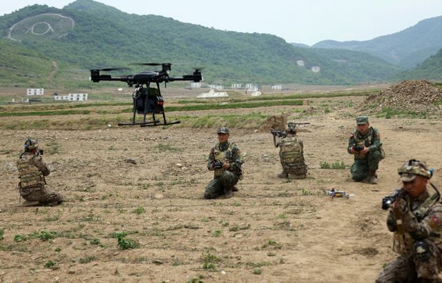 일본 매체 NHK방송이 북한이 러시아 드론 생산 공장에 노동자 2만5000명을 파견한다고 보도했다. 사진은 북한 노동당 기관지 노동신문이 지난달 14일 김정은 북한 노동당 총비서가 13일 인민군 훈련일꾼(간부)대회 강습체계 안에서 진행되는 병종별 전술종합훈련을 참관했다고 보도한 모습. /사진=뉴스1(평양 노동신문)