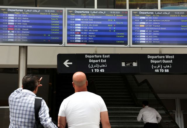 중동 갈등 여파로 국제 유가가 급등하면서 국내 항공 업계의 실적에 빨간불이 켜졌다. 사진은 레바논 베이루트 공항에서 결항편을 확인하는 승객들의 모습. /사진=로이터