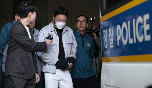 경찰이 '마세라티 뺑소니' 사건 후속 수사 과정에서 불법 도박조직 관련 500여명을 검거했다. 사진은 지난해 10월4일 뺑소니 사망사고를 내고 도주한 A씨가 광주 서구 광주서부경찰서에서 검찰로 송치되는 모습. /사진=뉴시스