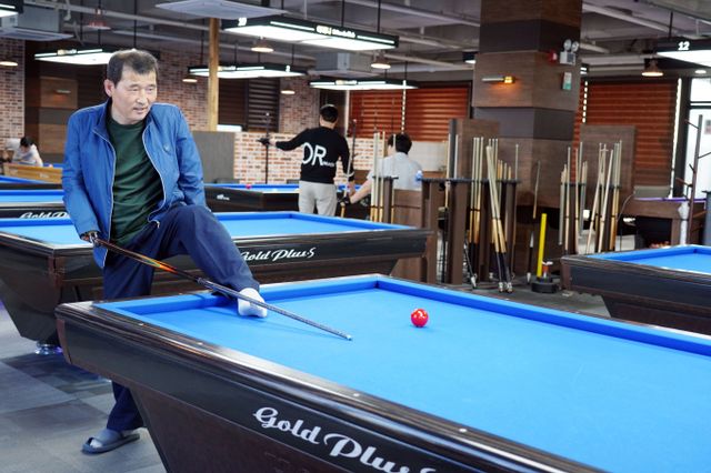 에코프로 온누리스포츠단 소속 이강우 선수가 당구장에서 훈련하는 모습. /사진=에코프로