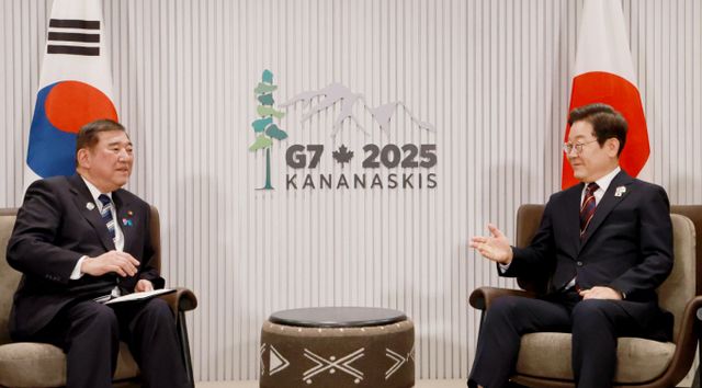 이재명 대통령이 17일(현지 시간) 캐나다 앨버타주 캐내내스키스 주요 7개국(G7) 정상회의장에서 이시바 시게루 일본 총리와 한일 정상회담을 하고 있다. / 사진=뉴시스 최진석 기자 