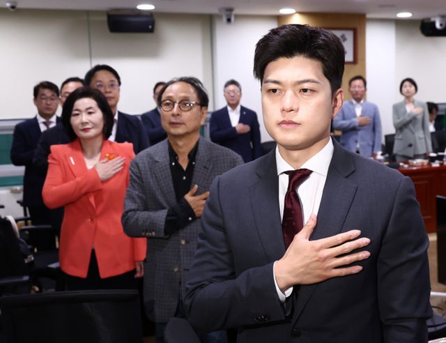 김용태 국민의힘 비상대책위원장이 지난 18일 서울 여의도 국회 의원회관에서 진행된 토론회에 참석해 개혁 필요성을 강조했다. 김 위원장과국민의힘 의원들이 19일 서울 여의도 국회 의원회관에서 열린 당 혁신을 바라는 의원 모임 주최 '대선 패배 후 민심과 국민의힘 혁신방안' 토론회에서 국기에 경례한 모습. /사진=뉴스1