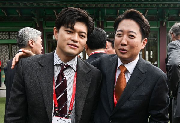 이준석 개혁신당 의원이 김용태 국민의힘 비대위원장에게 전당대회에 출마할 것을 제안한 것으로 알려졌다. 사진은 김용태 국민의힘 비상대책위원장과 이준석 개혁신당 의원이 대화하는 모습. /사진=뉴스1