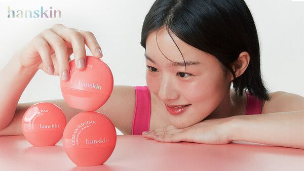 한스킨은 '코드온 디디 크림 파운데이션'을 새롭게 선보였다. 사진은 코드온 디디 크림 파운데이션 화보 사진. /사진=한스킨