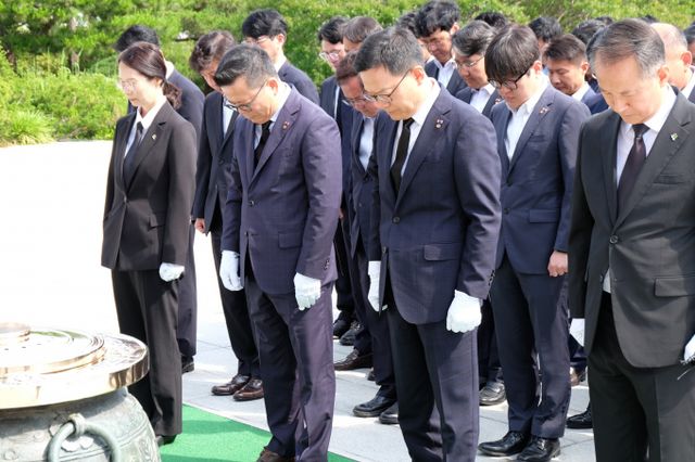 한화에어로스페이스와 한화시스템, 한화오션 임직원 130여명이 19일 국립서울현충원을 찾아 참배했다. /사진=한화에어로스페이스