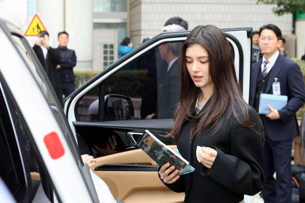 뉴진스 멤버 다니엘이 일본 행사에 모습을 드러낸 가운데 분쟁 중인 소속사 어도어와 동행했다. 사진은 뉴진스 멤버 다니엘이 ‘기획사 지위보전 및 광고계약 체결 등 금지’ 가처분 첫 심문기일을 마친 후 법원을 나서는 모습. /사진=뉴스1