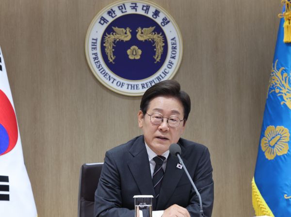 이재명 대통령이 국가 재정을 사용할 때가 왔다고 강조했다. 사진은 이재명 대통령이 19일 서울 용산구 대통령실 청사에서 열린 국무회의에서 발언하고 있는 모습. /사진=뉴시스(대통령실통신사진기자단)