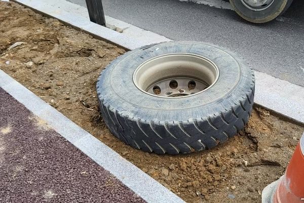 달리던 덤프트럭에서 빠진 바퀴에 치인 여고생이 사고 후 40일 넘게 의식을 되찾지 못하고 있는 것으로 뒤늦게 알려졌다. 사진은 달리던 25t 덤프트럭에서 빠진 바퀴 모습. /사진=뉴스1