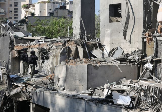 이스라엘이 19일(이하 현지시각) 이란 핵 시설 중 한 곳인 아라크 중수로를 공격했다. 사진은 19일 이스라엘 공습으로 무너진 이란 건물의 모습. /사진=로이터