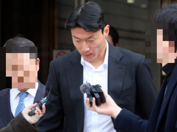 불법 촬영 혐의로 1심에서 징역형 집행유예를 선고받은 축구선수 황의조의 항소심 재판이 19일 오후 진행된다. 사진은 지난 2월14일 축구선수 황의조가 서울 서초구 서울중앙지방법원에서 열린 불법촬영 등 혐의 1심 선고 공판을 마치고 법원을 나서는 모습. /사진=뉴시스