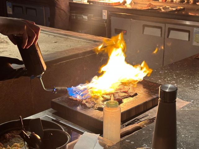 초벌한 고기에 직화로 불맛을 입히고 있다. /사진=다이어리알