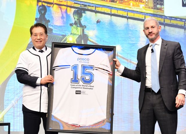 18일(현지시각) 미국 뉴욕에서 열린 WSD 포럼에서 장인화 포스코그룹 회장(사진 왼쪽)이 필립 엥글린 WSD CEO로부터 야구복으로 특별 제작한 WSD 명예의 전당 기념액자를 전달 받은 뒤 기념촬영을 하고 있다. /사진=포스코홀딩스