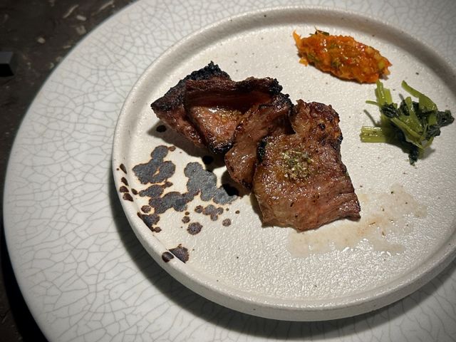 업진살과 한국식치미추리소스,와사비줄기장아찌. /사진=다이어리알