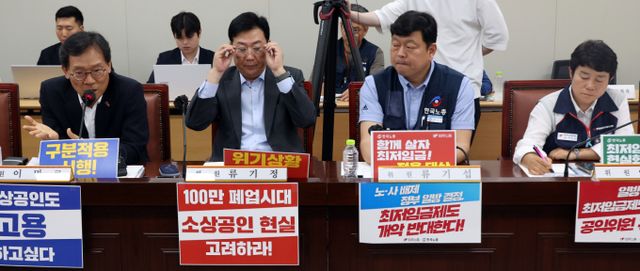 19일 세종시 정부세종청사에서 열린 6차 전원회의에서 노사 위원들이 모두발언을 통해 각자의 주장을 펼치고 있다. / 사진=뉴시스 강종민 기자 /사진=강종민