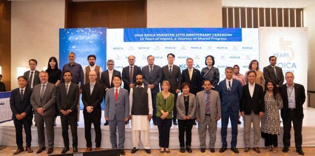 코이카가 19일 파키스탄 사무소 15주년 기념 성과공유회를 개최한 가운데 참석자들이 단체사진을 촬영하고 있다. /사진=코이카