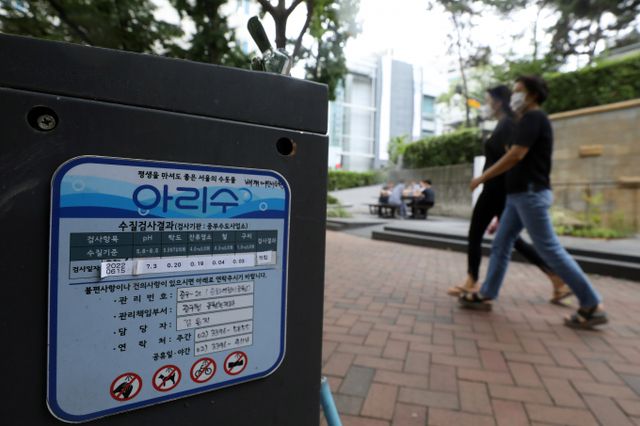 보건당국이 서울 강동구 한 중학교에서 학생 30여명이 수돗물 아리수를 마신 후 복통과 설사 증세를 보이자 역학 조사를 진행했다. 사진은 2022년 6월28일 서울 중구 배재어린이공원에 아리수 음수대가 설치된 모습. /사진=뉴시스