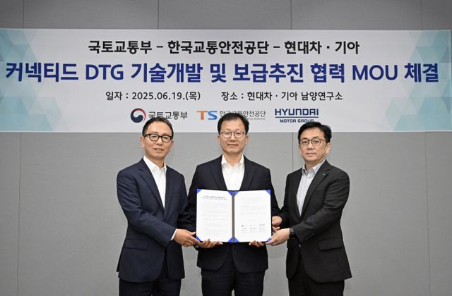 현대차·기아가 국토부, 한국교통안전공단과 차세대 커넥티드 DTG 기술 개발 협력에 나섰다. 사진은 관련 협약식에 참석했던 박상현(왼쪽부터) 현대차·기아 상용LCM담당 부사장, 정채교 국토부 종합교통정책관, 한정헌 한국교통안전공단 모빌리티정책실장. /사진=현대차그룹