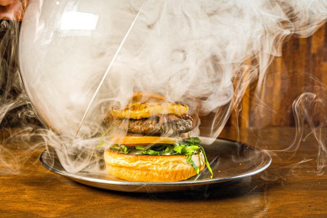 돔 뚜껑을 열자마자 뽀얀 연기가 솟아올라 구름버거로 소문난 미스피츠 버거. /사진=다이어리알