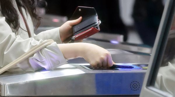 수도권 지하철 기본요금이 오는 28일부터 1550원으로 오른다. 사진은 서울 종로구 종각역에서 지하철을 이용하려는 시민이 개찰구에 교통카드를 찍고 있는 모습. /사진=뉴스1