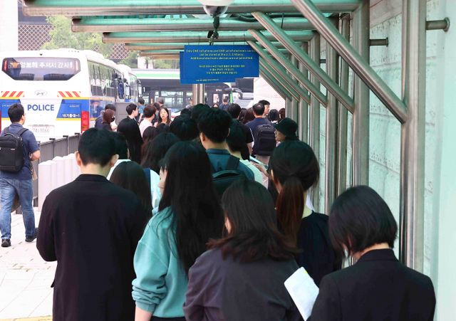 미국 정부가 유학생 비자 신청 접수를 재개하겠다고 밝혔지만 아직 주한 미국대사관에서는 온라인 비자 인터뷰 신청 접수를 받고 있지 않고 있다. 사진은 지난달 28일 서울 종로구 주한 미국대사관 앞에 시민들이 미국 비자심사를 받기 위해 줄 선 모습. /사진=뉴시스