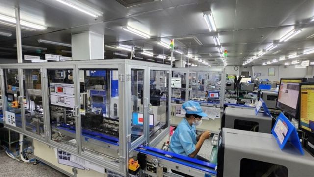 업계 평균을 크게 밑도는 18ppm 수준의 불량률과 고도화된 자동화 설비 기반의 납기 경쟁력은 솔루엠이 북미 시장에서 안정적으로 공급을 확대할 수 있는 핵심 경쟁력으로 작용하고 있다.사진은 솔루엠 베트남 생산법인 내부 모습. /사진=솔루엠