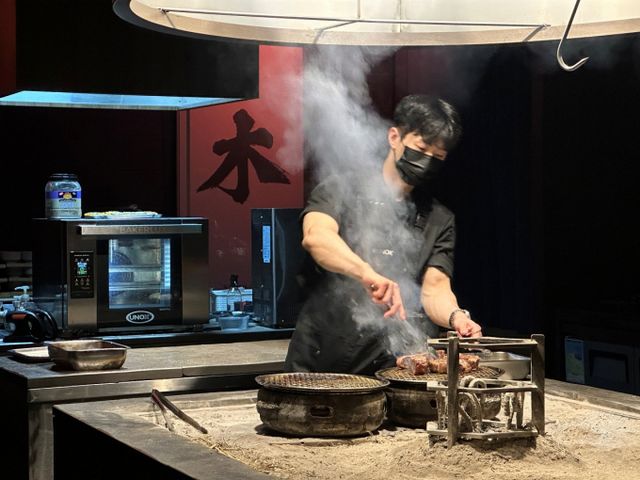 불과 연기를 활용해 식재료에 고유의 향미를 입히는 훈연은 맛의 깊이를 더하는 조리법 중 하나다. 사진은 우모크의 오픈 키친 중앙에서 원시구이와 훈연 작업을 하는 셰프. /사진=다이어리알