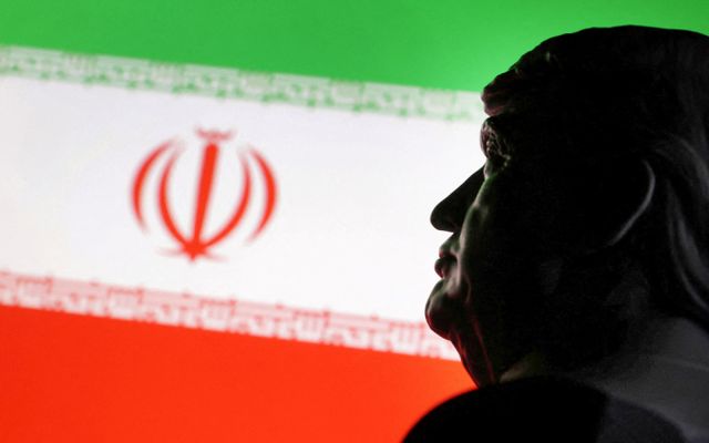 도널드 트럼프 미국 대통령이 지난 19일(현지시각) 백악관 대변인을 통해 2주 내 이란에 대한 직접 군사 개입 여부를 결정하겠다고 전했다. 사진은 지난 19일 도널드 트럼프 미국 대통령의 3D 프린팅 미니어처 인형을 이란 국기를 배경으로 촬영한 이미지. /사진=로이터