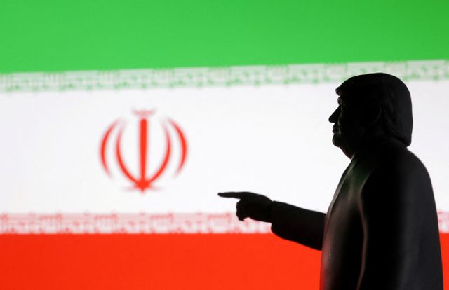 미국 정부가 이번주 내로 이란에 군사 공격할 준비 작업을 마쳤다. 사진은 이란 국기와 도널드 트럼프 미국 대통령 이미지의 모습. /사진=로이터