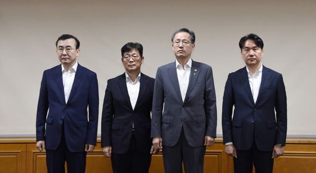 이형일 기재부 장관 직무대행 1차관이 19일 서울 중구 은행회관에서 열린 거시경제금융회의에서 참석자들과 촬영을 하고 있다. 왼쪽부터 이세훈 금융감독원장 대행, 유상대 한국은행 부총재, 이형일 대행, 이형주 금융위원회 상임위원./사진=기획재정부