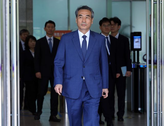 김건희 여사 의혹을 수사하는 민중기 특별검사팀이 법무부와 공수처를 방문해 인력 파견 협조를 요청했다. 사진은 19일 경기 정부과천청사를 나서는 민중기 특결검사의 모습. /사진=뉴스1