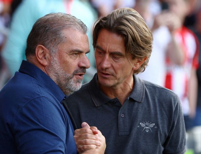 토마스 프랭크 토트넘 홋스퍼 감독이 구단과 첫 인터뷰를 진행했다. 사진은 2024-25시즌 브렌트포드를 지휘할 당시 프랭크 감독(오른쪽)과 엔제 포스테코글루 토트넘 전임 감독의 모습. /사진=로이터