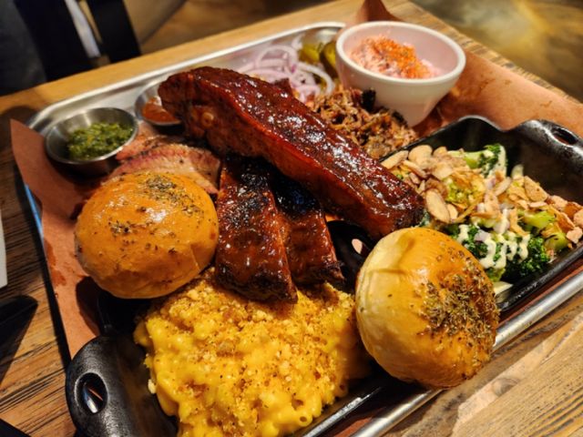 대표메뉴를 한번에 맛볼 수 있는 매니멀스모크하우스의 플래터. /사진=다이어리알