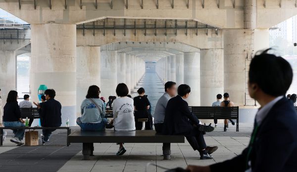 제21대 대통령 선거 본투표 당일인 오는 3일 전국이 대체로 흐리겠다. 사진은 낮 기온이 최고 28도까지 오르며 초여름 날씨를 보인 지난달 27일 서울 영등포구 여의도 한강공원을 찾은 시민들이 더위를 식히고 있는 모습. /사진=뉴스1