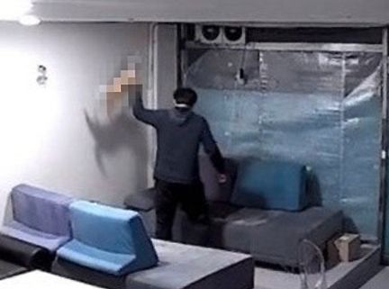 배달대행업체 사무실에서 새끼고양이를 학대한 남성이 2심에서도 징역형을 선고받았다. 사진은 30대 남성이 6개월된 새끼고양이를 3시간동안 학대하는 모습이 담긴 CCTV 영상 이미지./사진=뉴시스(부산동물사랑길고양이보호연대 제공)