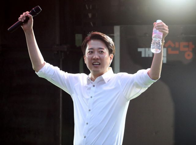 이준석 개혁신당 대통령 후보가 21대 대통령선거를 하루 앞둔 2일 오후 대구 수성구 수성못 상화동산을 찾아 지지를 호소하고 있다. /사진=뉴스1