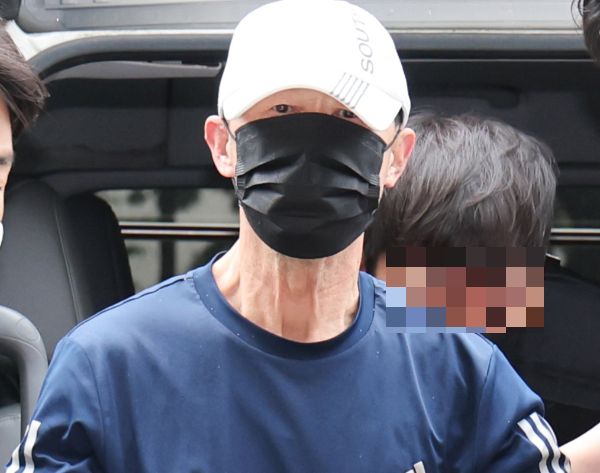 운행중인 서울 지하철 5호선에 불을 지른 60대 남성이 구속 심사에 출석했다. 사진은 운행 중인 서울지하철 5호선 열차에서 불을 지른 원씨가 2일 서울 양천구 서울남부지법에서 열린 구속 전 피의자 심문(영장실질심사)에 출석하고 있는 모습. /사진=뉴스1