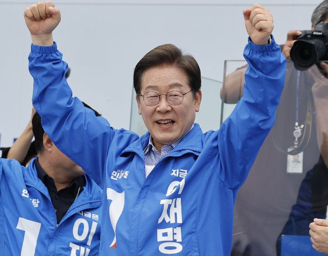 이재명 더불어민주당 대선 후보는 2일 오전 서울 강북·성북·도봉·노원 유세에 나섰다. 사진은 이날 서울 강북구 북서울꿈의숲 서문광장을 찾아 유세 중인 이 후보. /사진=뉴스1