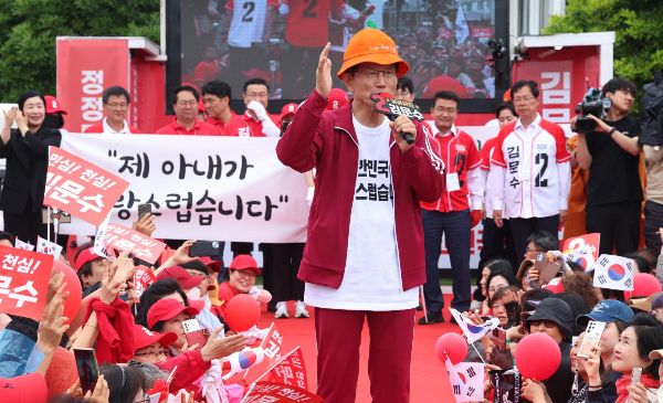 김문수 국민의힘 대선후보 선거 유세차 운전자가 폭행 혐의로 입건됐다. 사진은 김 후보가 제주시 일도일동 동문로터리에서 열린 유세에서 연설하는 모습. /사진=뉴시스