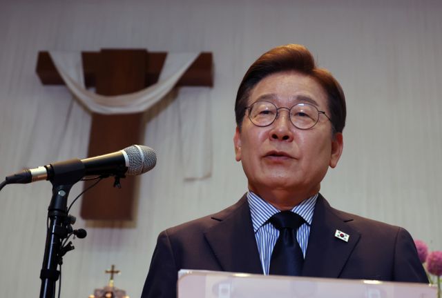 이재명 더불어민주당 대통령 후보가 대통령으로 당선돼 취임할 경우 첫 업무로 "경제 상황 점검을 가장 먼저 지시하겠다"고 전했다. 사진은 이재명 더불어민주당 대통령 후보가 2일 경기 성남주민교회에서 기자회견을 하고 있는 모습. /사진=뉴시스