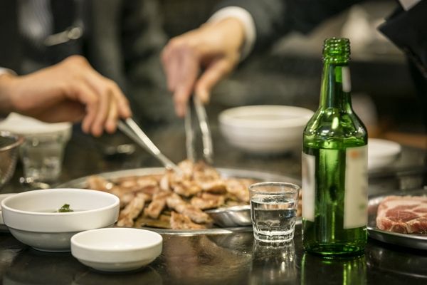 음주 후 얼굴이 붉게 달아오른다면 이 증상이 위장, 췌장 등과 관련한 암 위험을 높일 수 있다는 경고가 나왔다. 사진은 기사의 이해를 돕기 위한 음주 장면. /사진=이미지투데이