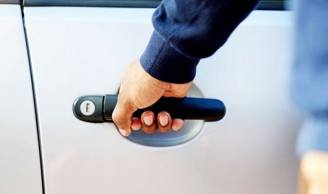 주차장에서 사이드미러가 접히지 않은 차량만 골라서 차량 내 금품을 절도한 20대가 검찰에 구속 송치됐다. 사진은 기사내용과 무관함. /사진=이미지투데이