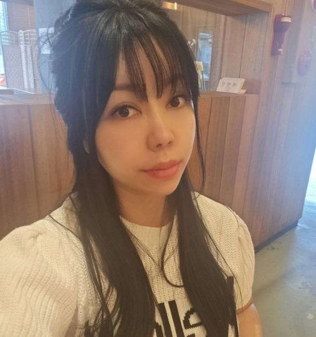 ENA 예능 프로그램 '나는 솔로' 10기 정숙(가명)이 짝퉁 명품 판매에 대해 경찰에 무혐의 처분 받았다고 주장했다. 하지만 JTBC 시사 프로그램 '사건반장'은 현재 사건이 조사 중이라고 밝혔다. 사진은 '나는 솔로' 10기 정숙의 모습. /사진=정숙 인스타그램 캡처 