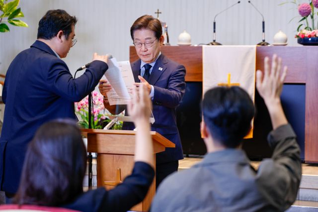 이재명 더불어민주당 대통령 후보가 글로벌 투자자 짐 로저스 회장의 지지 여부 논란에 대해 "선대위 차원의 일"이라며 구체적인 답변을 피했다. 사진은 이재명 더불어민주당 대통령 후보가 제21대 대통령선거를 하루 앞둔 2일 오후 경기 성남시 주민교회에서 지지를 호소하며 마지막 대국민 기자회견문을 낭독한 뒤 질문을 받고 있는 모습. /사진=뉴스1