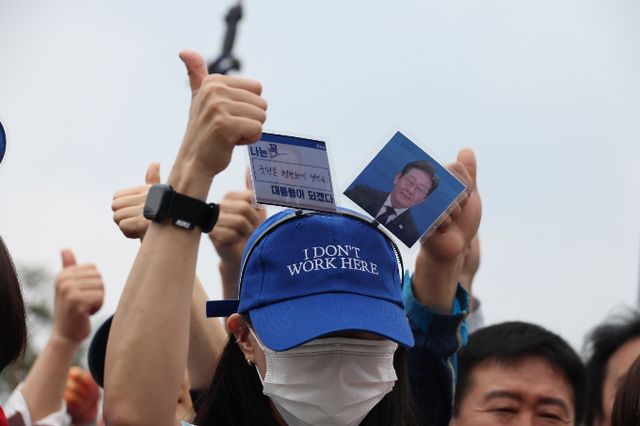 사진은 이날 유세 중 민주당 단원들이 응원하는 모습. /사진=뉴시스