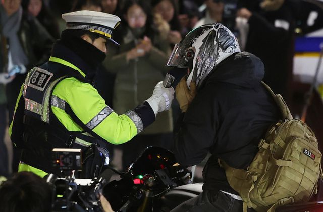 자신의 변호사가 올 때까지 음주 측정을 하지 않겠다고 버틴 남성이 실형을 선고받았다. 사진은 지난해 12월3일 서울 관악경찰서 교통안전계 경찰들이 서울 관악구 소재 한 도로에서 음주·약물운전 특별단속을 하는 모습. 해당 기사와 상관없음. /사진=뉴스1